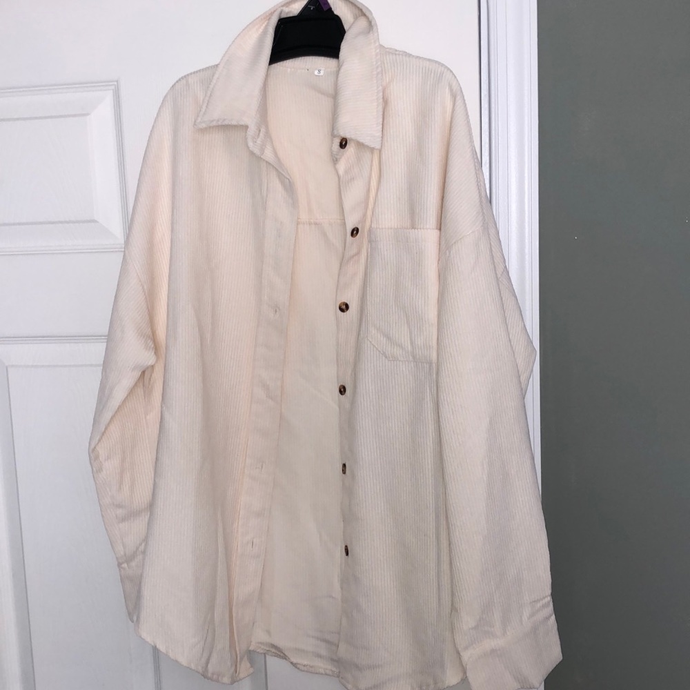 CUTE OVERSIZED BUTTON UP. SIZE SMALL. PERFECT FOR FALL OUTFITS!